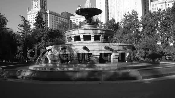 单色视频喷泉在莫斯科国立大学主楼前广场视频的预览图