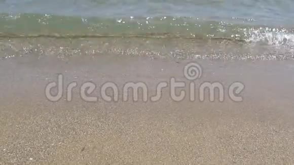 一股海浪正46年代的沙滩上冲刷着女人的脚视频的预览图