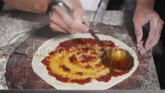 厨师比萨饼烹饪比萨饼视频的预览图