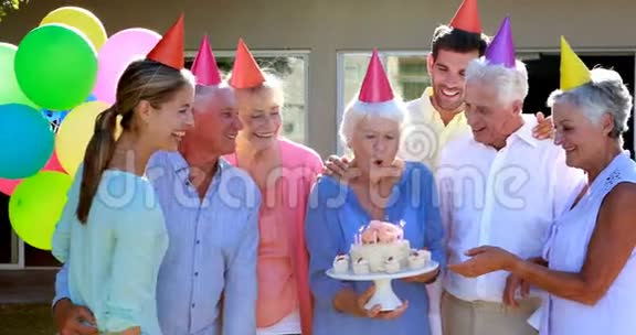 医生和老年人庆祝生日视频的预览图