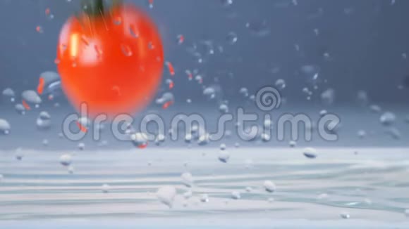 美味的新鲜番茄掉进水里视频的预览图