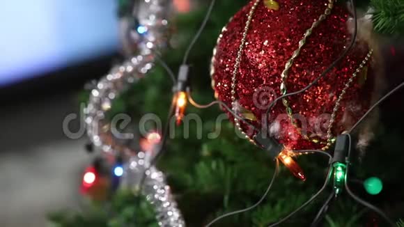 圣诞树上有玩具圣诞树上有花环还有红色圣诞球还有特写视频的预览图