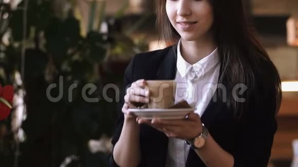 闭上年轻漂亮的女人的手拿着热咖啡或牛奶茶的味道视频的预览图