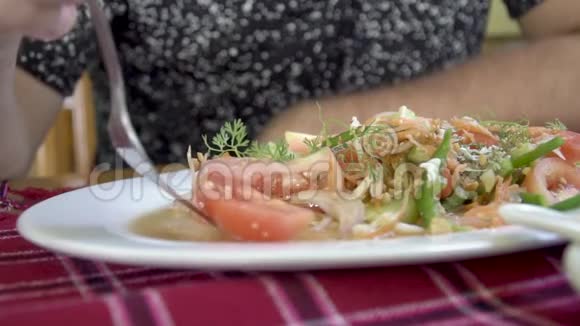 男人吃亚洲蔬菜沙拉关门视频的预览图