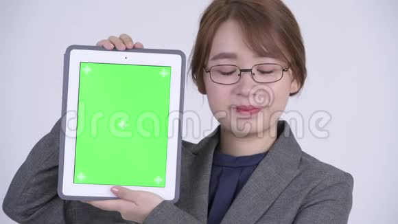 年轻快乐的亚洲女商人展示数码平板电脑的脸视频的预览图