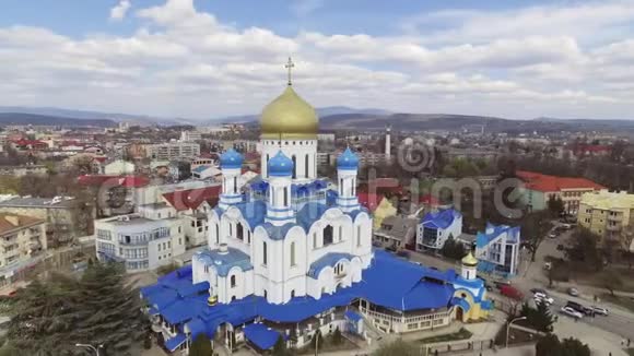 乌日戈罗德市中心的空中镜头夏季教堂的顶部景色白天时间视频的预览图