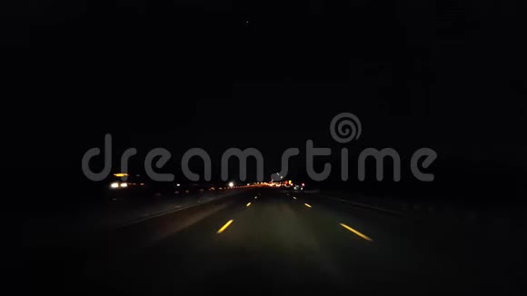 晚上在高速公路上行驶在夜间的POV州际公路上行驶高速公路或高速公路或收费公路视频的预览图