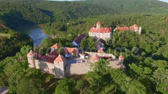 鸟瞰美丽的莫拉维亚皇家城堡Veveri或BurgEichhorn站在Svratka河水坝上方的岩石上大型视频的预览图