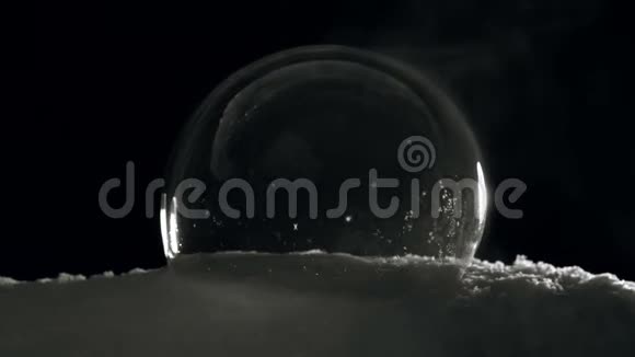 雪花的冰球冻结缓慢视频的预览图