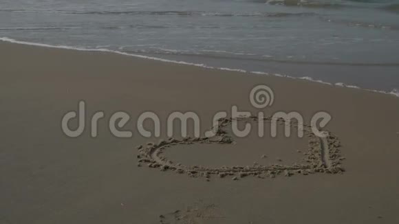 心在沙滩上背景是波浪4K视频的预览图
