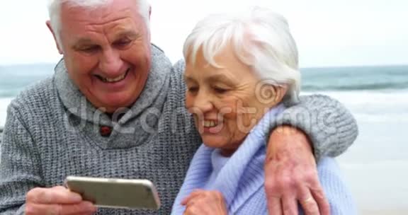 年长夫妇用手机检查照片视频的预览图