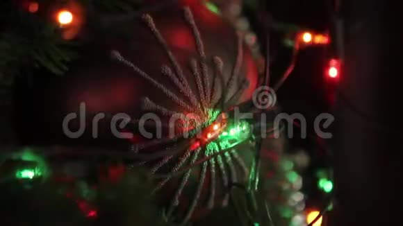 圣诞树上有玩具圣诞树上有花环还有红色圣诞球还有特写视频的预览图