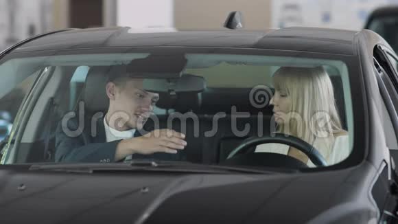 售货员向女商人讲述汽车的特点视频的预览图