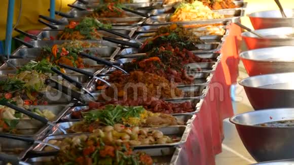 有很多泰国菜的柜台街上各种异国情调的亚洲菜视频的预览图