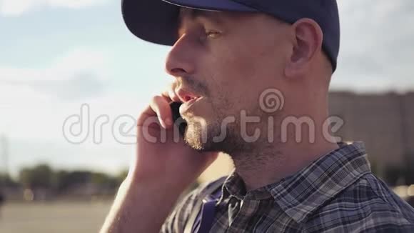 高清1920x1080慢动作穿着衬衫戴着帽子的人在打电话点点头视频的预览图