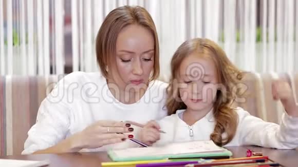 特写可爱的母亲和女儿一起画画视频的预览图
