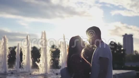 有爱的夫妇在喷泉的背景下递亲吻和拥抱高清1920x1080慢动作视频的预览图