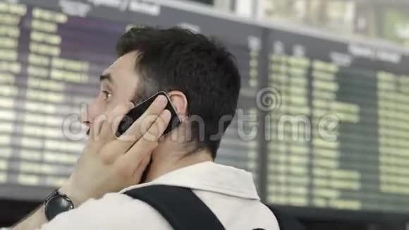 站在机场的胡子男在电话里说话视频的预览图