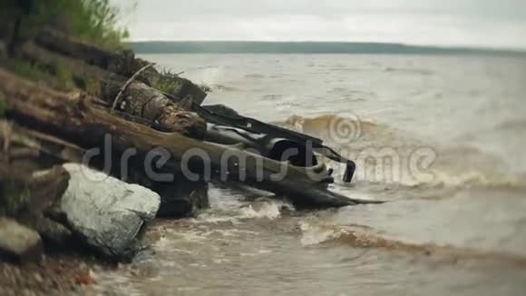 河的海浪落在石质沙岸上视频的预览图