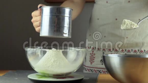 将面粉筛入搅拌碗中做松饼系列视频的预览图