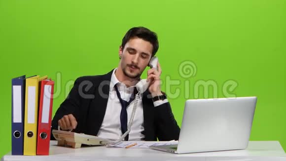男人放松了办公室打电话绿色绿色视频的预览图