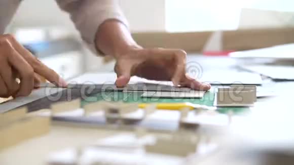 建筑师为模型切割构件的时间推移视频的预览图