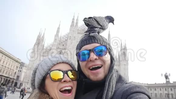 在米兰的多摩大教堂前快乐的游客拿着一张带电话的自我画像冬季旅游概念视频的预览图