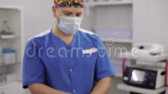 医生在手术室戴医疗手套视频的预览图