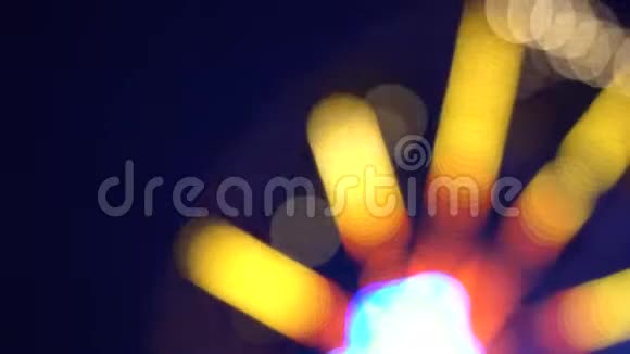 大轮照明的彩色灯光旋转运动视频的预览图