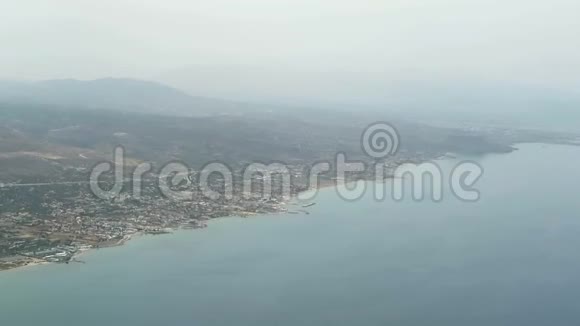 乘坐飞机飞越克里特岛飞往伊拉克利昂机场在海岸线上度假希腊视频的预览图