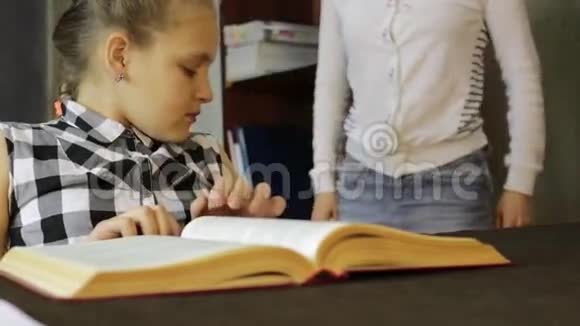 无聊的女孩拒绝做家庭作业悲伤的妈妈和女儿有冲突视频的预览图