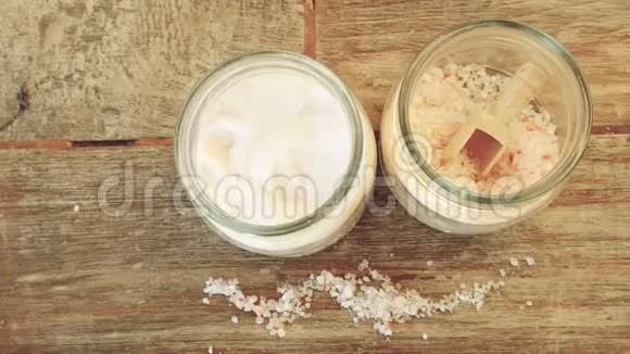 粉红喜马拉雅盐的粗盐和细盐种类比较差异玻璃容器高角度视角视频的预览图
