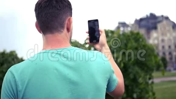一个年轻人通过电话在一段视频上交流展示了城市的邻里高清1920x1080慢慢视频的预览图