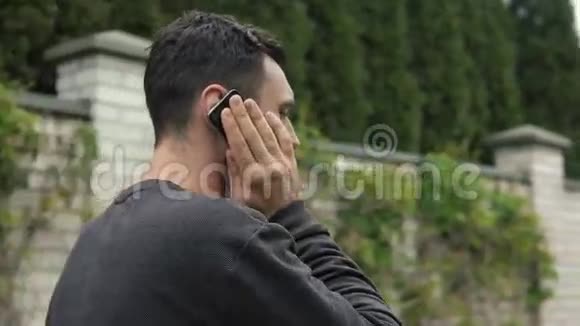 有胡子的年轻人在他的乡间别墅附近打电话镜头视频的预览图
