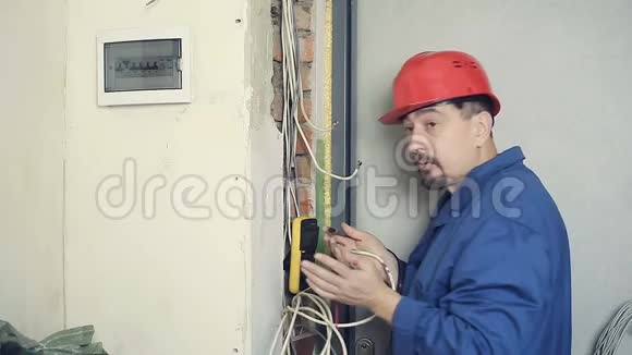 男电工进行安装工作视频的预览图