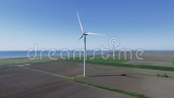 场的风电涡轮机空中景观视频的预览图