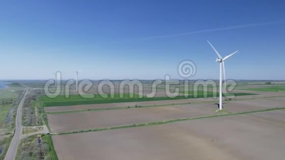 风力发电机现场发电站空中景观视频的预览图