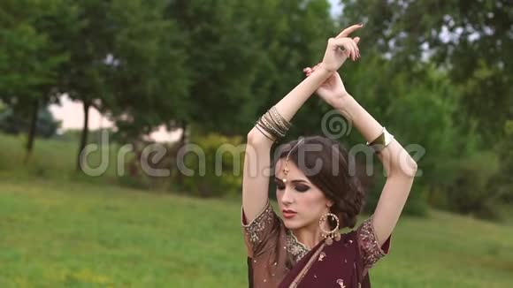 年轻的印度女孩穿着萨里在公园里视频的预览图