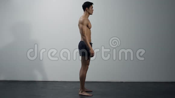 健身模型执行蹲轮廓视频的预览图