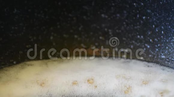 特氟龙锅特写中的热油爆米花视频的预览图