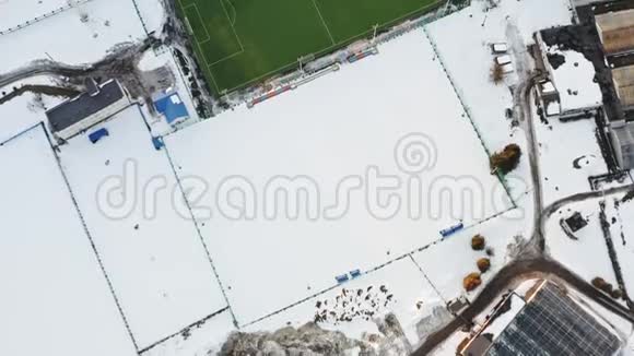 业余足球场的空中射击在冬天拍摄了一个白色布局的现代足球场4k个镜头视频的预览图