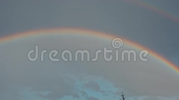 天空中的彩虹雨和太阳视频的预览图