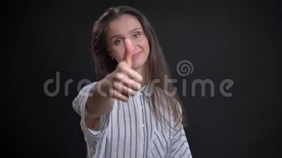 一幅美丽的白种人长发女子的肖像用手指示意手势在黑色背景上表示喜欢和尊重视频的预览图