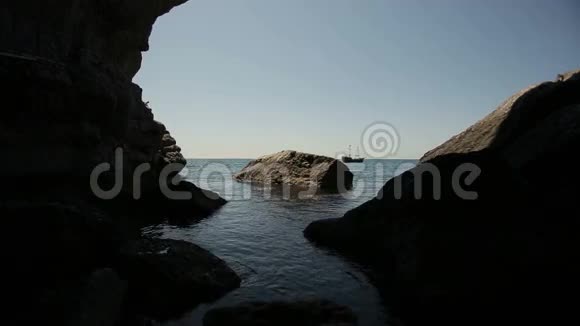 从洞穴到大海的船景视频的预览图