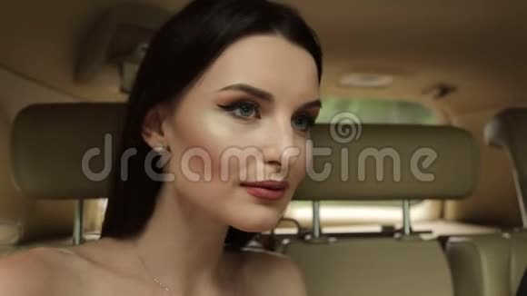 在汽车后座化妆的特写女孩脸视频的预览图