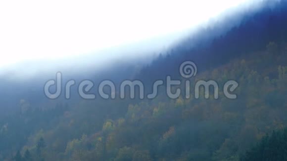 德国秋天的埃菲尔山上飘浮的云的时间流逝zz视频的预览图