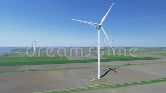 场的风电涡轮机空中景观视频的预览图