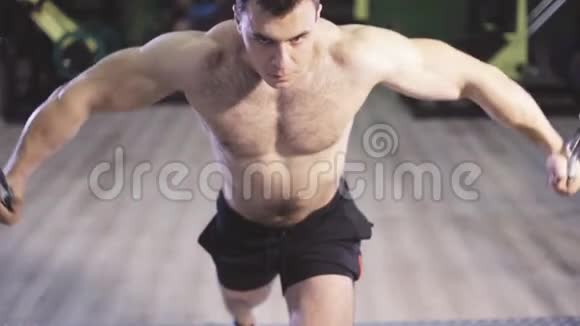 健身者在健身房里用电缆交叉做胸脯视频的预览图