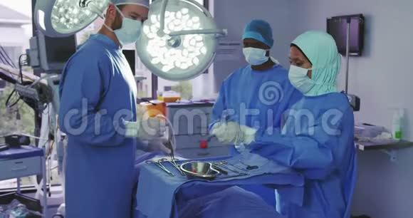 白种人外科医生在手术室做手术的侧视图视频的预览图