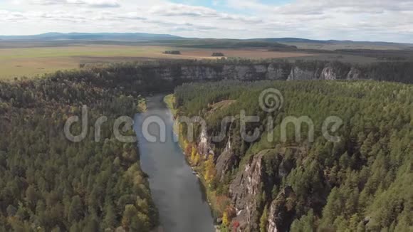 缓慢的空中飞行向后越过一条平缓的山河松林艾伊河视频的预览图
